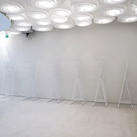 Monena referenssi Amos Rex Linkku pystynaulakot