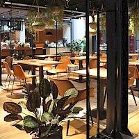 Monena referenssi Hotel Mestari LobbyLite pystynaulakko