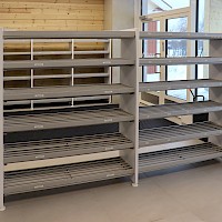 Monena referenssi Kirkonkylän koulu koulunaulakot kenkätelineet ja lokeronaulakot